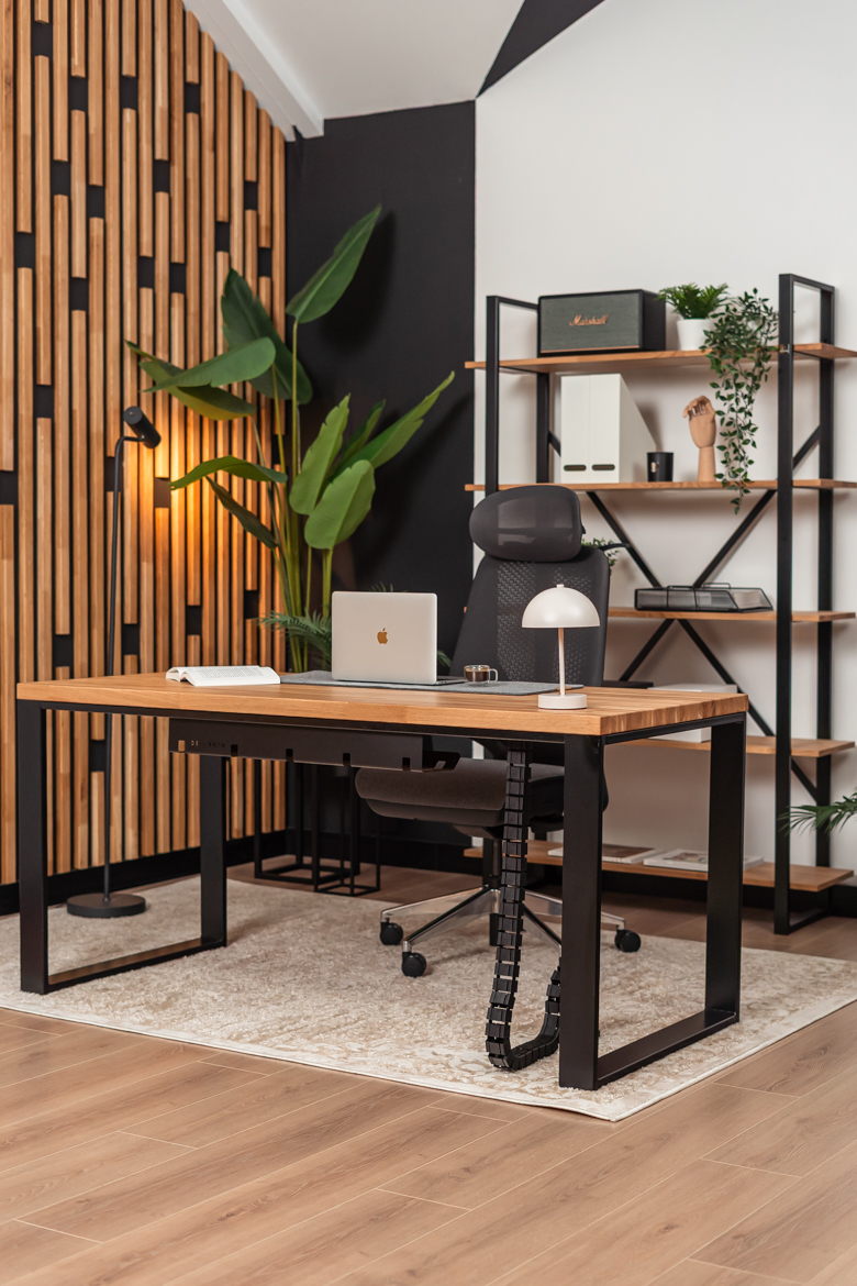 Schreibtisch mit Holzplatte und Bücherregal - Möbelset für ein kleines Büro