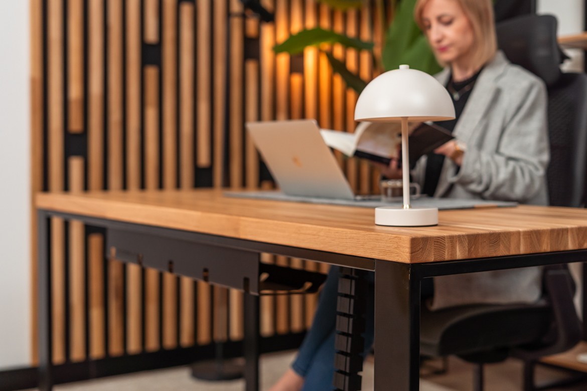Schreibtisch mit Holzplatte und Bücherregal - Möbelset für ein kleines Büro