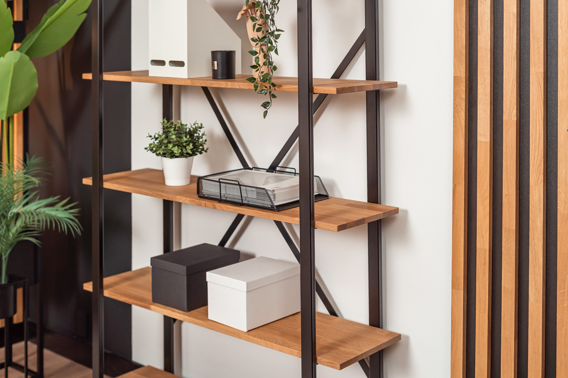 Schreibtisch mit Holzplatte und Bücherregal - Möbelset für ein kleines Büro