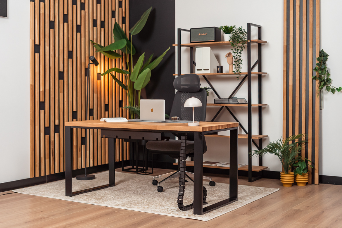 Schreibtisch mit Holzplatte und Bücherregal - Möbelset für ein kleines Büro