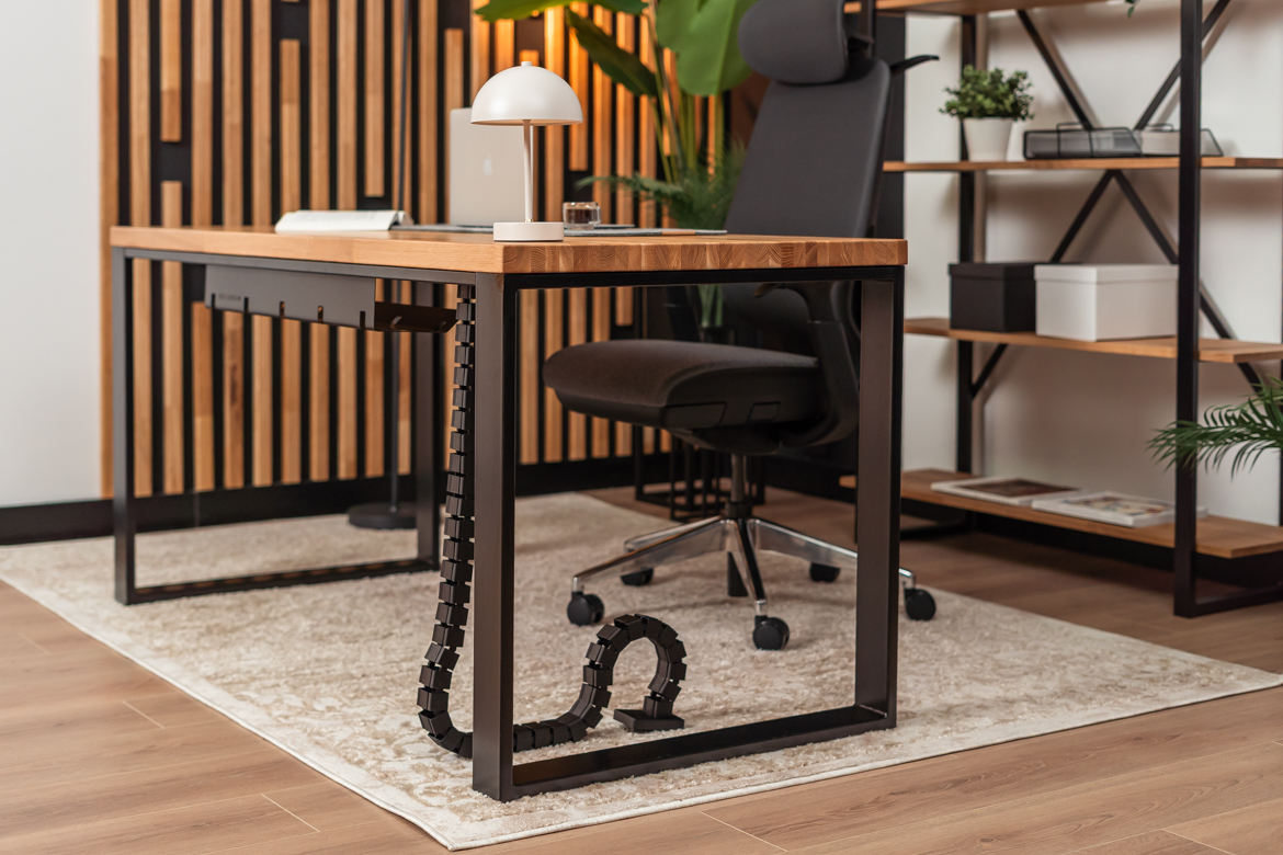 Schreibtisch mit Holzplatte und Bücherregal - Möbelset für ein kleines Büro