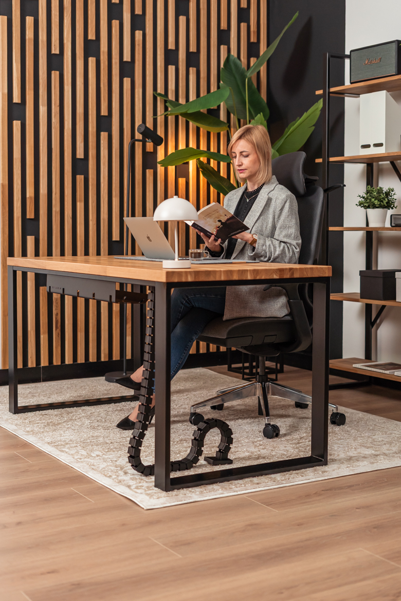 Schreibtisch mit Holzplatte und Bücherregal - Möbelset für ein kleines Büro