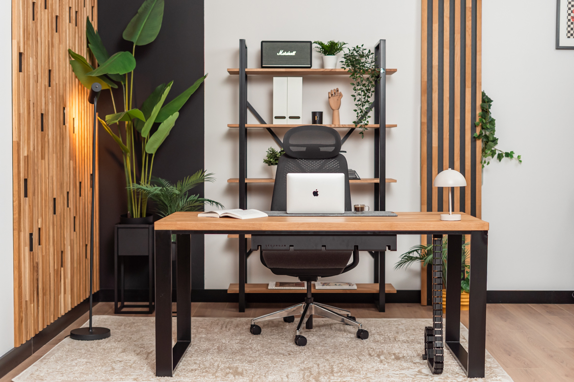 Schreibtisch mit Holzplatte und Bücherregal - Möbelset für ein kleines Büro