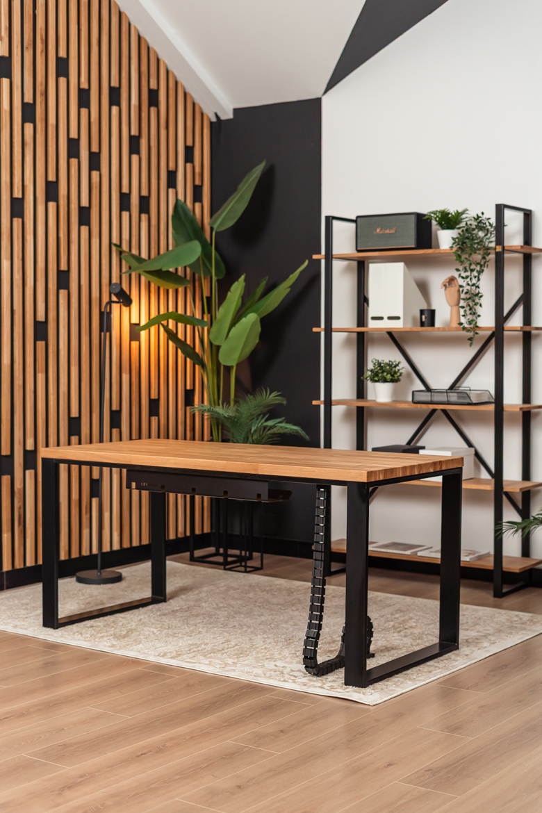 Schreibtisch mit Holzplatte und Bücherregal - Möbelset für ein kleines Büro