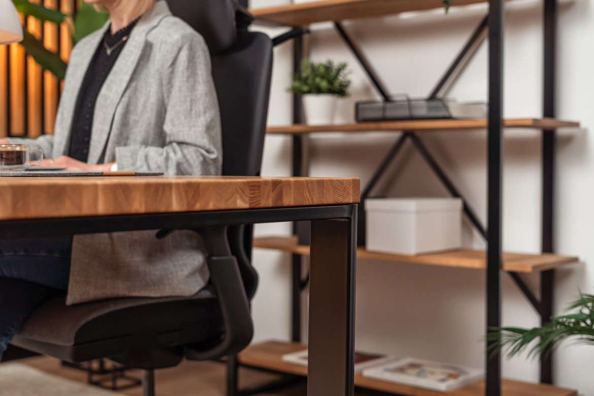 Schreibtisch mit Holzplatte und Bücherregal - Möbelset für ein kleines Büro