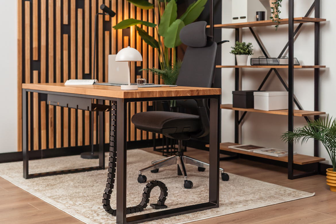 Schreibtisch mit Holzplatte und Bücherregal - Möbelset für ein kleines Büro