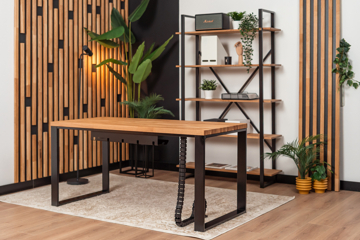 Schreibtisch mit Holzplatte und Bücherregal - Möbelset für ein kleines Büro
