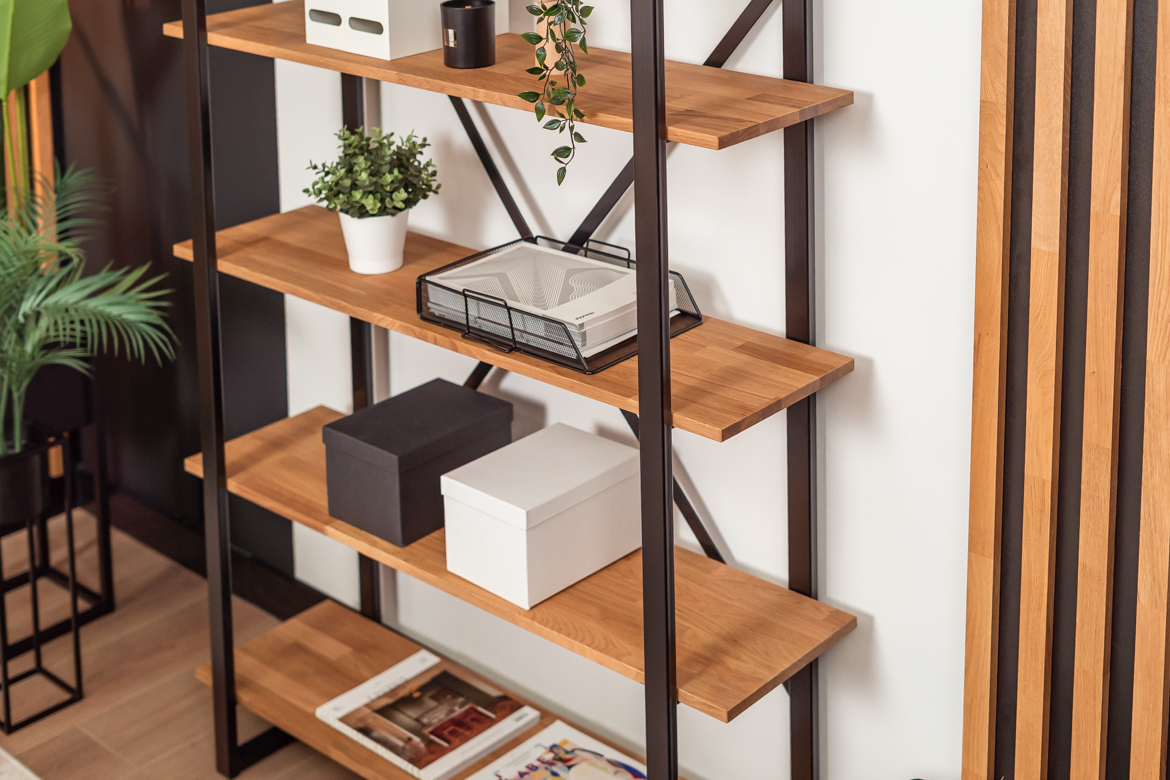 Schreibtisch mit Holzplatte und Bücherregal - Möbelset für ein kleines Büro