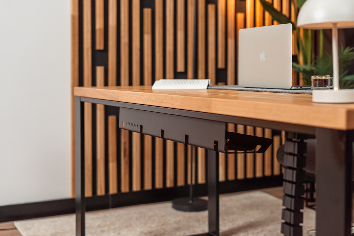 Schreibtisch mit Holzplatte und Bücherregal - Möbelset für ein kleines Büro