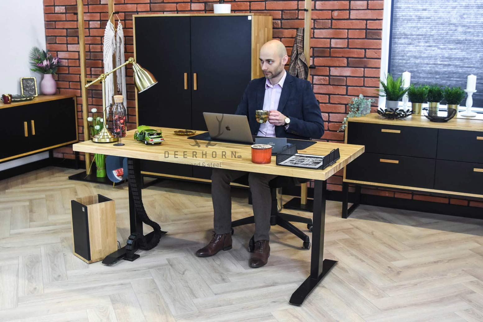 Bureau réglable en hauteur avec plateau en bois