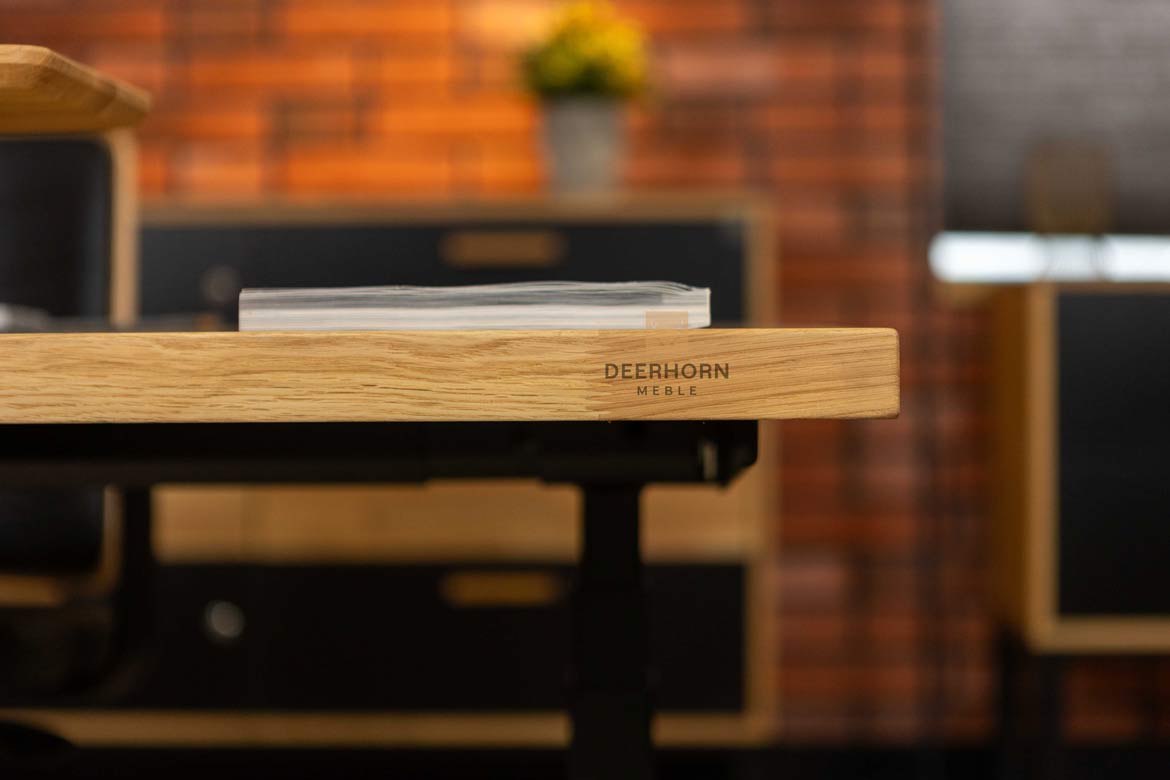 Bureau réglable en hauteur avec plateau en bois