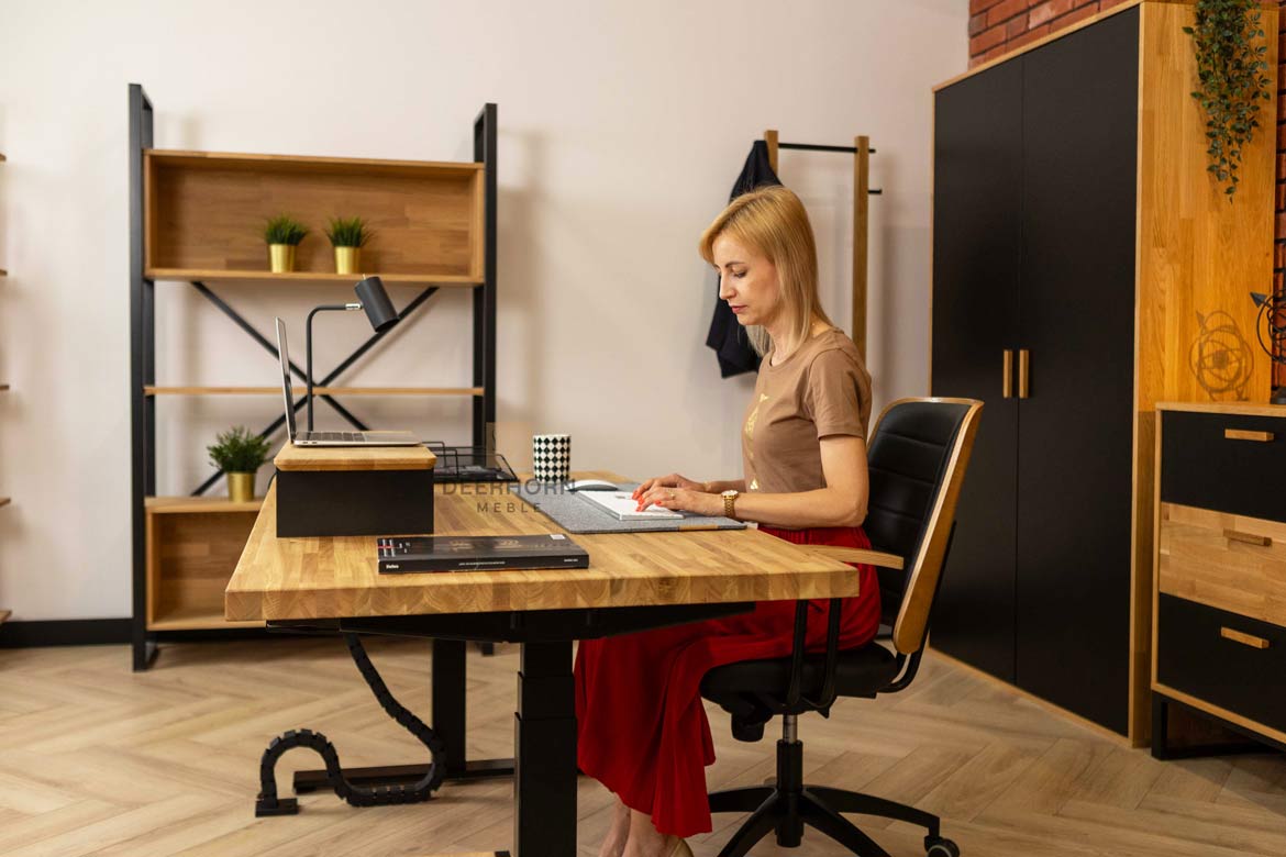 Bureau réglable en hauteur avec plateau en bois