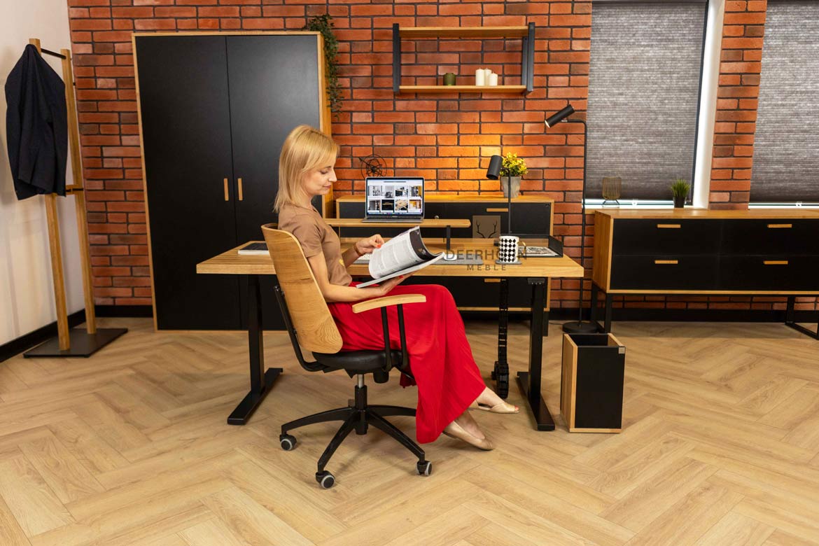 Bureau réglable en hauteur avec plateau en bois