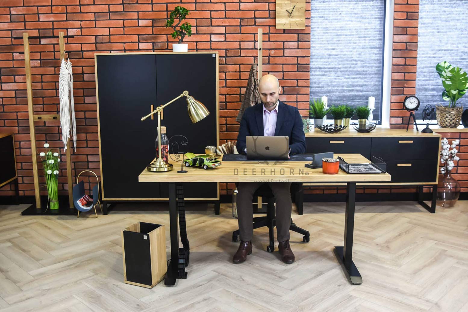 Bureau réglable en hauteur avec plateau en bois