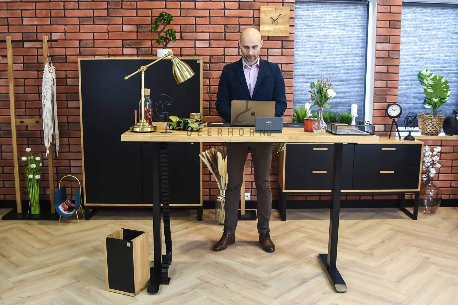 Bureau réglable en hauteur avec plateau en bois