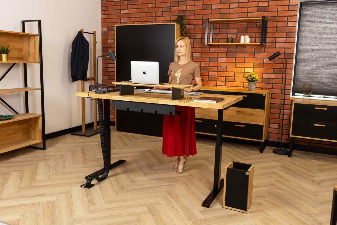 Bureau réglable en hauteur avec plateau en bois