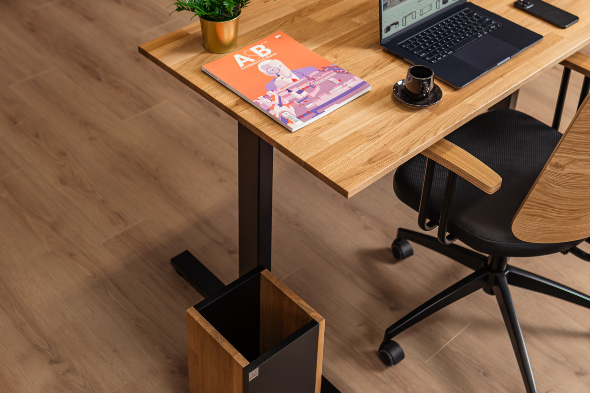Einfacher elektrisch verstellbarer Schreibtisch mit Holzplatte