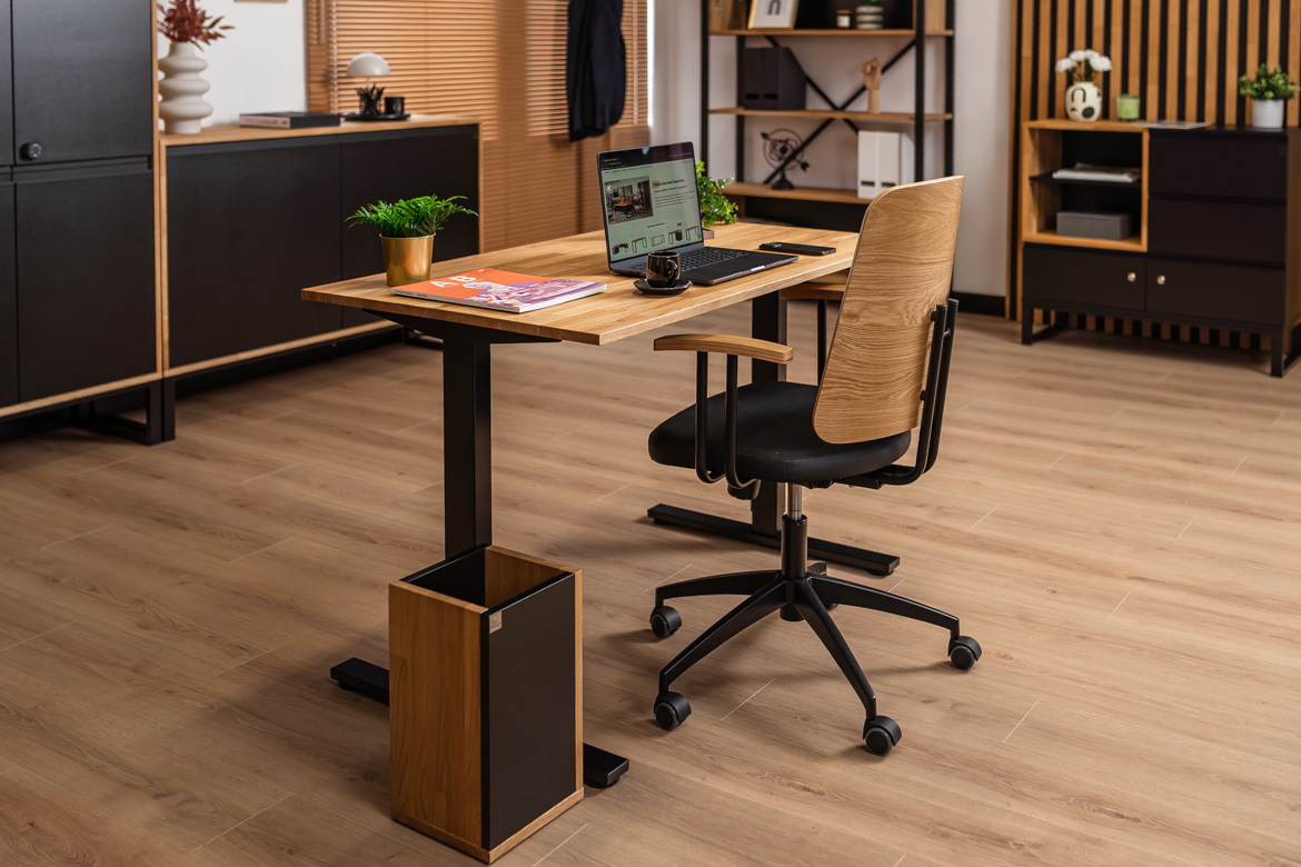 Einfacher elektrisch verstellbarer Schreibtisch mit Holzplatte