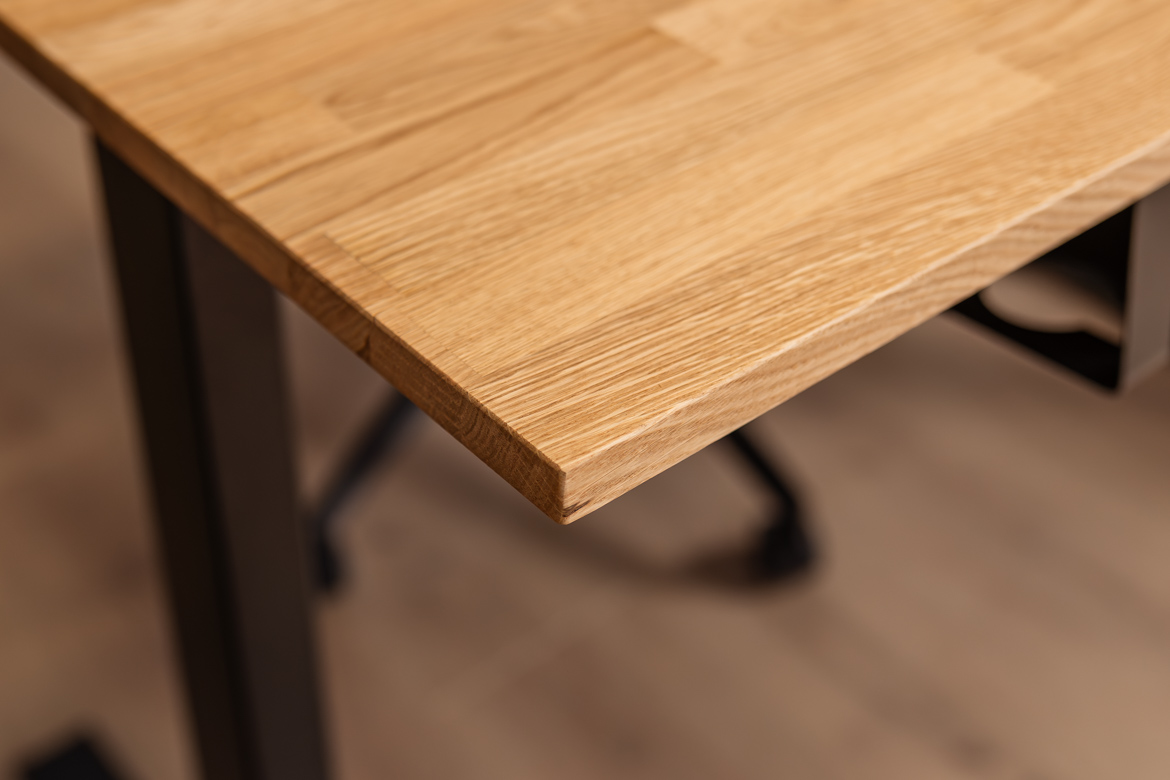 Einfacher elektrisch verstellbarer Schreibtisch mit Holzplatte