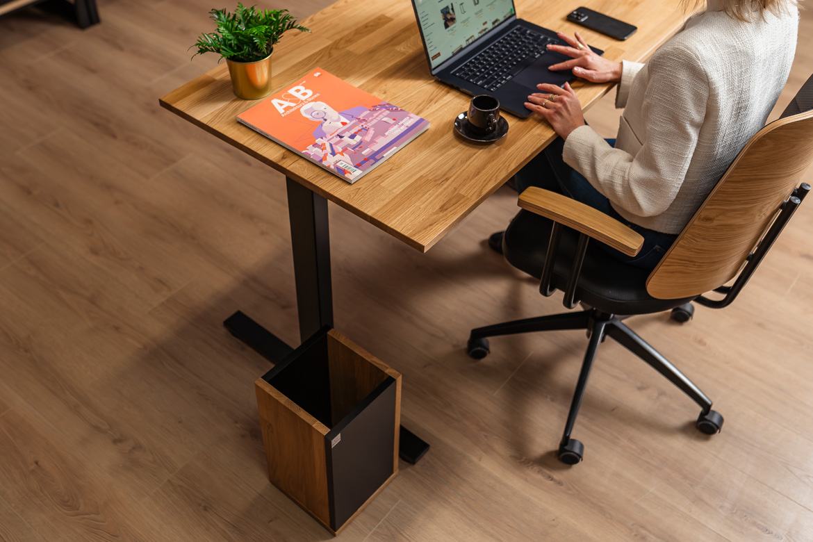 Einfacher elektrisch verstellbarer Schreibtisch mit Holzplatte