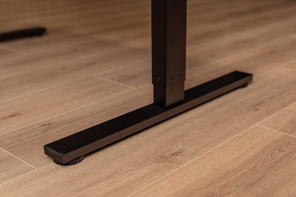 Einfacher elektrisch verstellbarer Schreibtisch mit Holzplatte