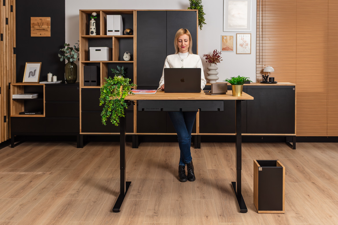 Einfacher elektrisch verstellbarer Schreibtisch mit Holzplatte
