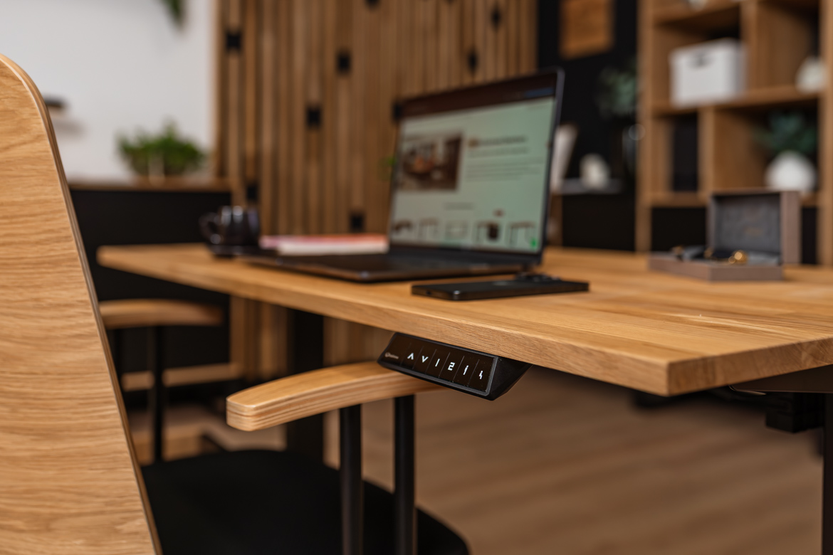 Einfacher elektrisch verstellbarer Schreibtisch mit Holzplatte