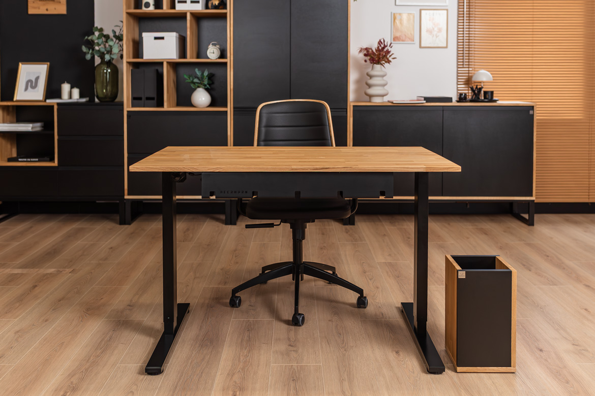 Einfacher elektrisch verstellbarer Schreibtisch mit Holzplatte