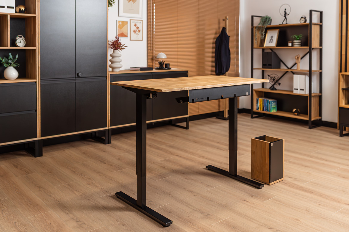 Einfacher elektrisch verstellbarer Schreibtisch mit Holzplatte