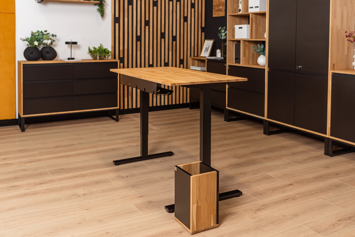 Einfacher elektrisch verstellbarer Schreibtisch mit Holzplatte