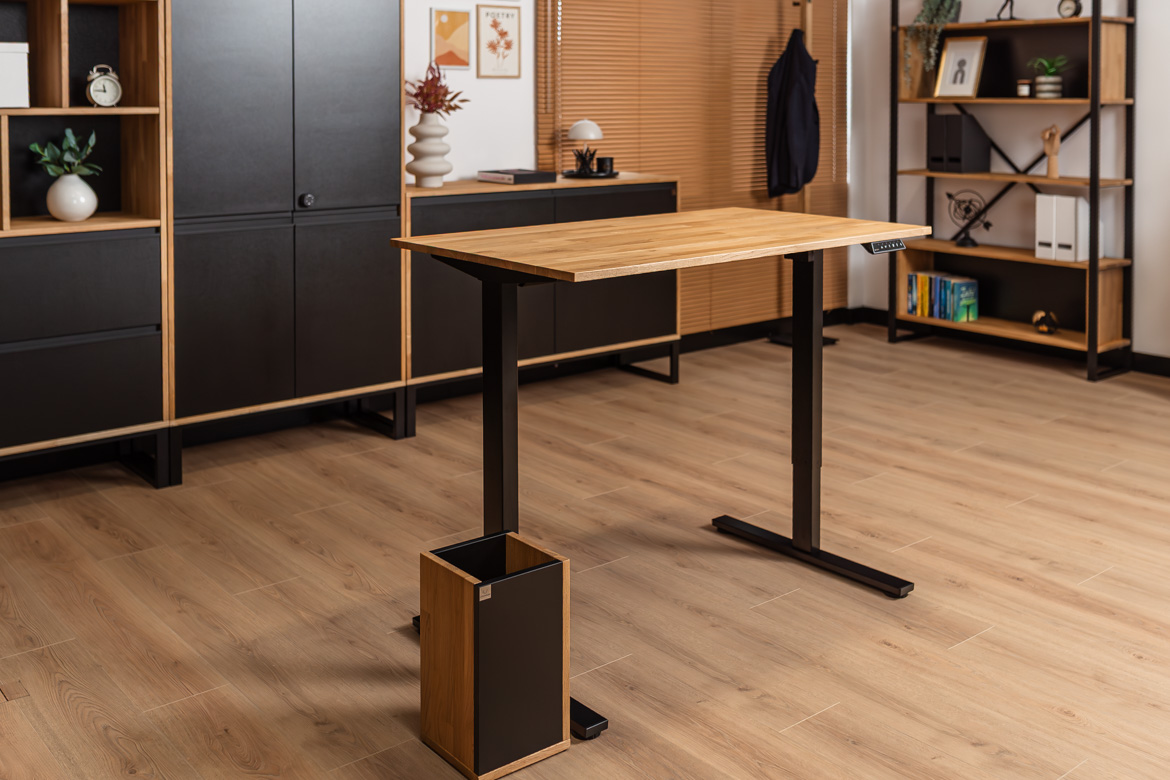 Einfacher elektrisch verstellbarer Schreibtisch mit Holzplatte