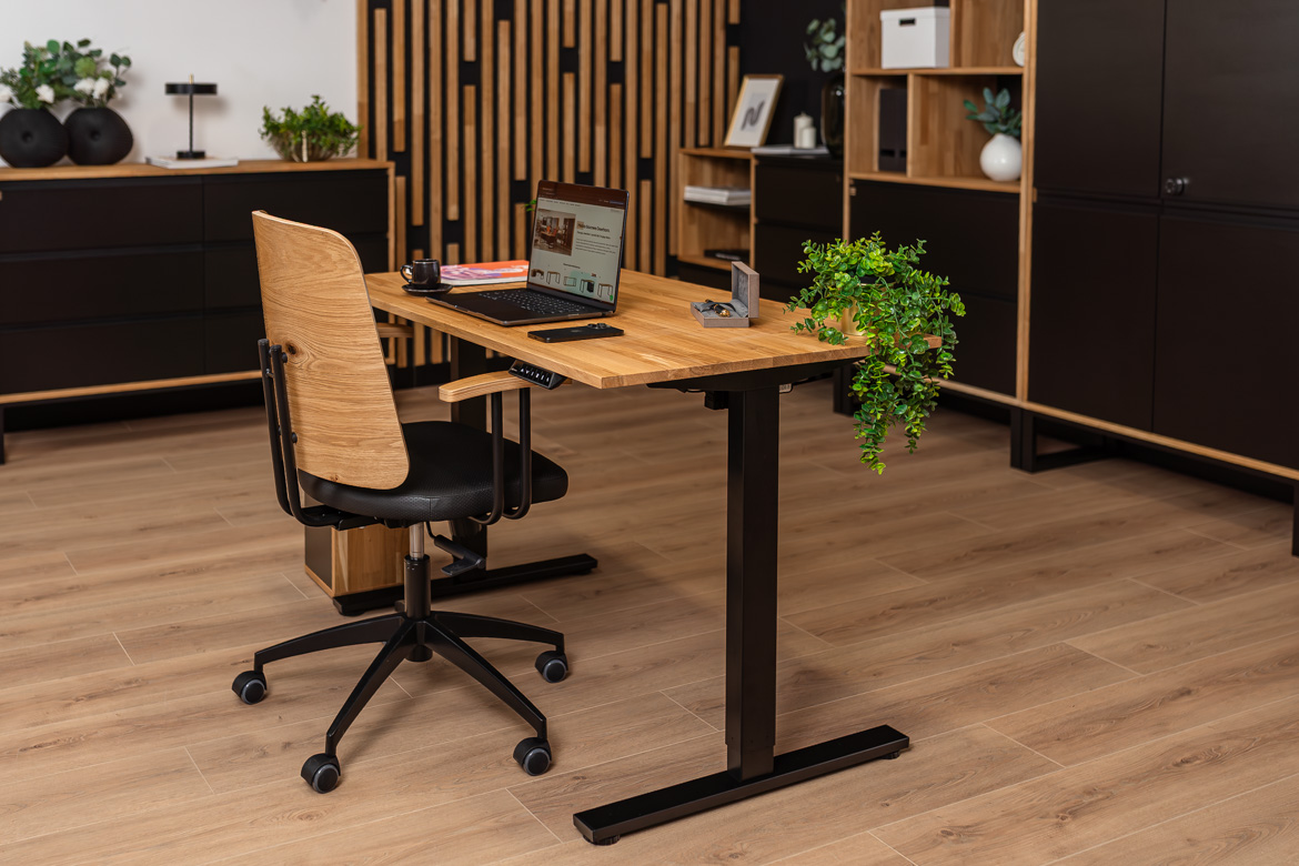 Einfacher elektrisch verstellbarer Schreibtisch mit Holzplatte