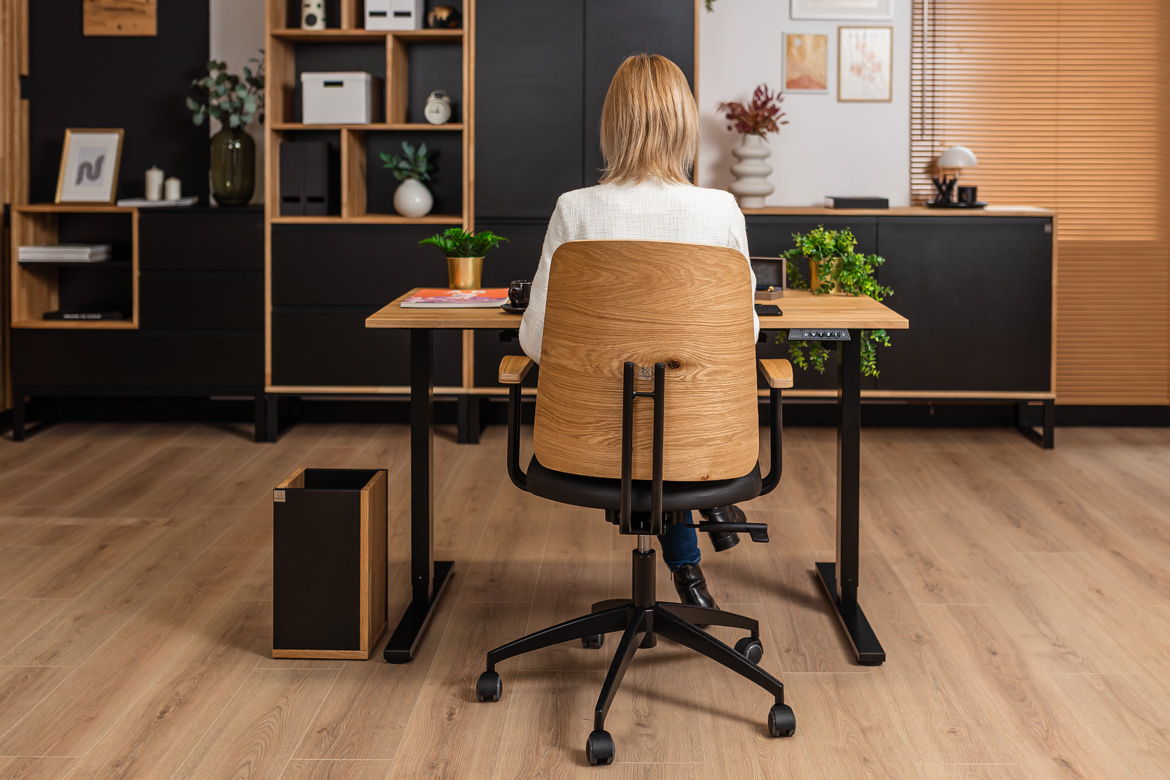 Einfacher elektrisch verstellbarer Schreibtisch mit Holzplatte