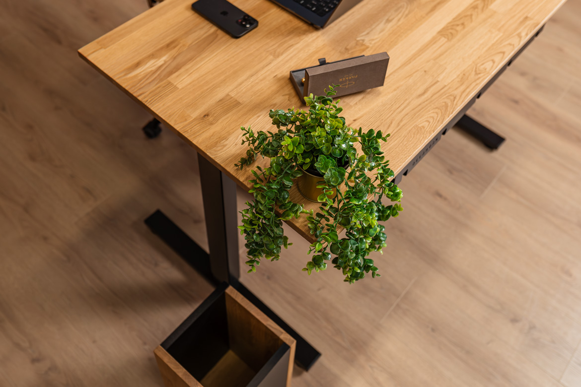 Einfacher elektrisch verstellbarer Schreibtisch mit Holzplatte