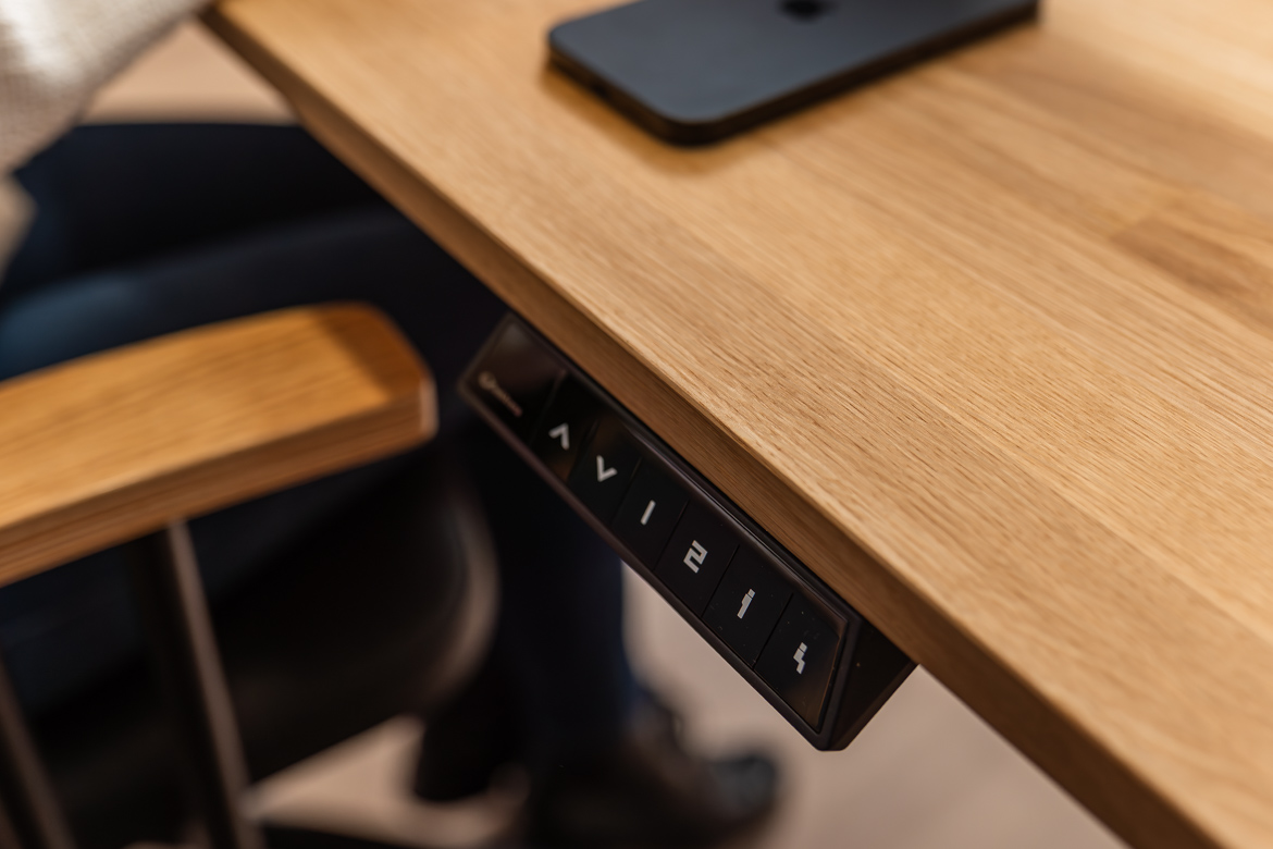Einfacher elektrisch verstellbarer Schreibtisch mit Holzplatte