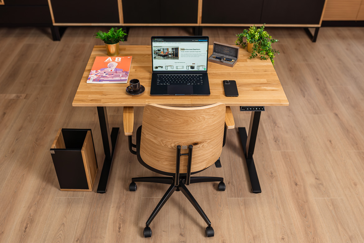 Einfacher elektrisch verstellbarer Schreibtisch mit Holzplatte