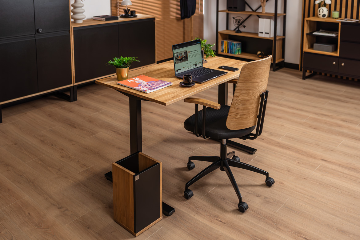 Einfacher elektrisch verstellbarer Schreibtisch mit Holzplatte