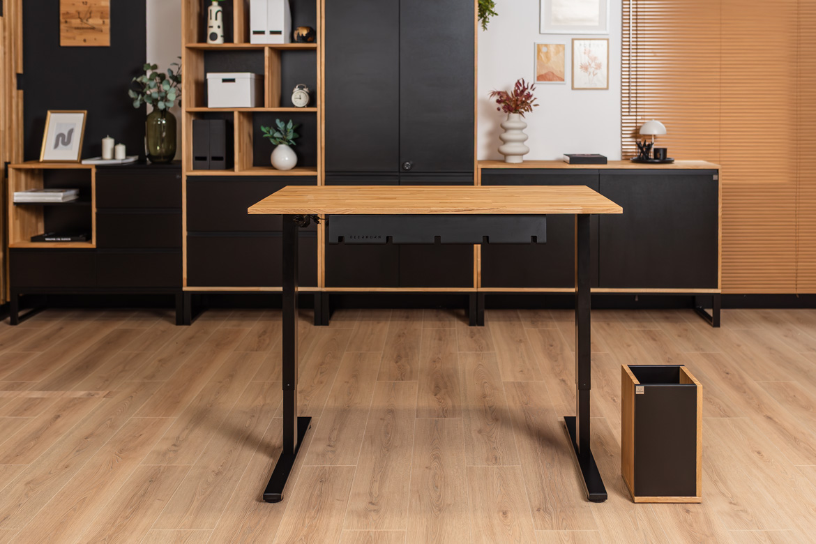 Einfacher elektrisch verstellbarer Schreibtisch mit Holzplatte