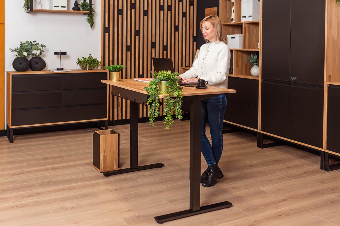 Einfacher elektrisch verstellbarer Schreibtisch mit abgerundeter Holzplatte