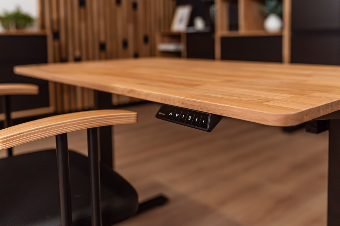 Einfacher elektrisch verstellbarer Schreibtisch mit abgerundeter Holzplatte