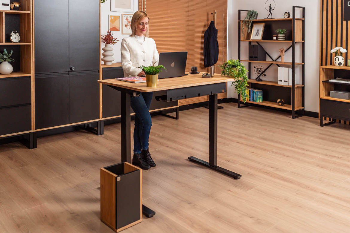 Einfacher elektrisch verstellbarer Schreibtisch mit abgerundeter Holzplatte