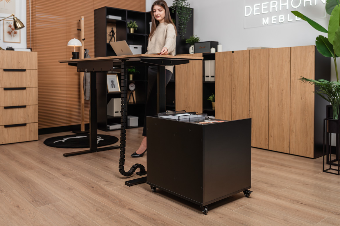 Schreibtisch mit Höhenspeicher für Menschen mit Rückenschmerzen und mobilem Schreibtischschrank