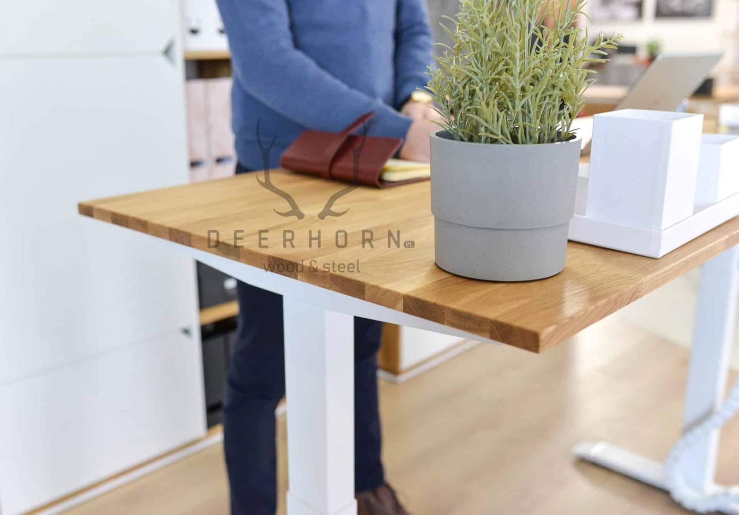 Höhenverstellbarer weißer Schreibtisch mit schmaler Platte 160x70cm