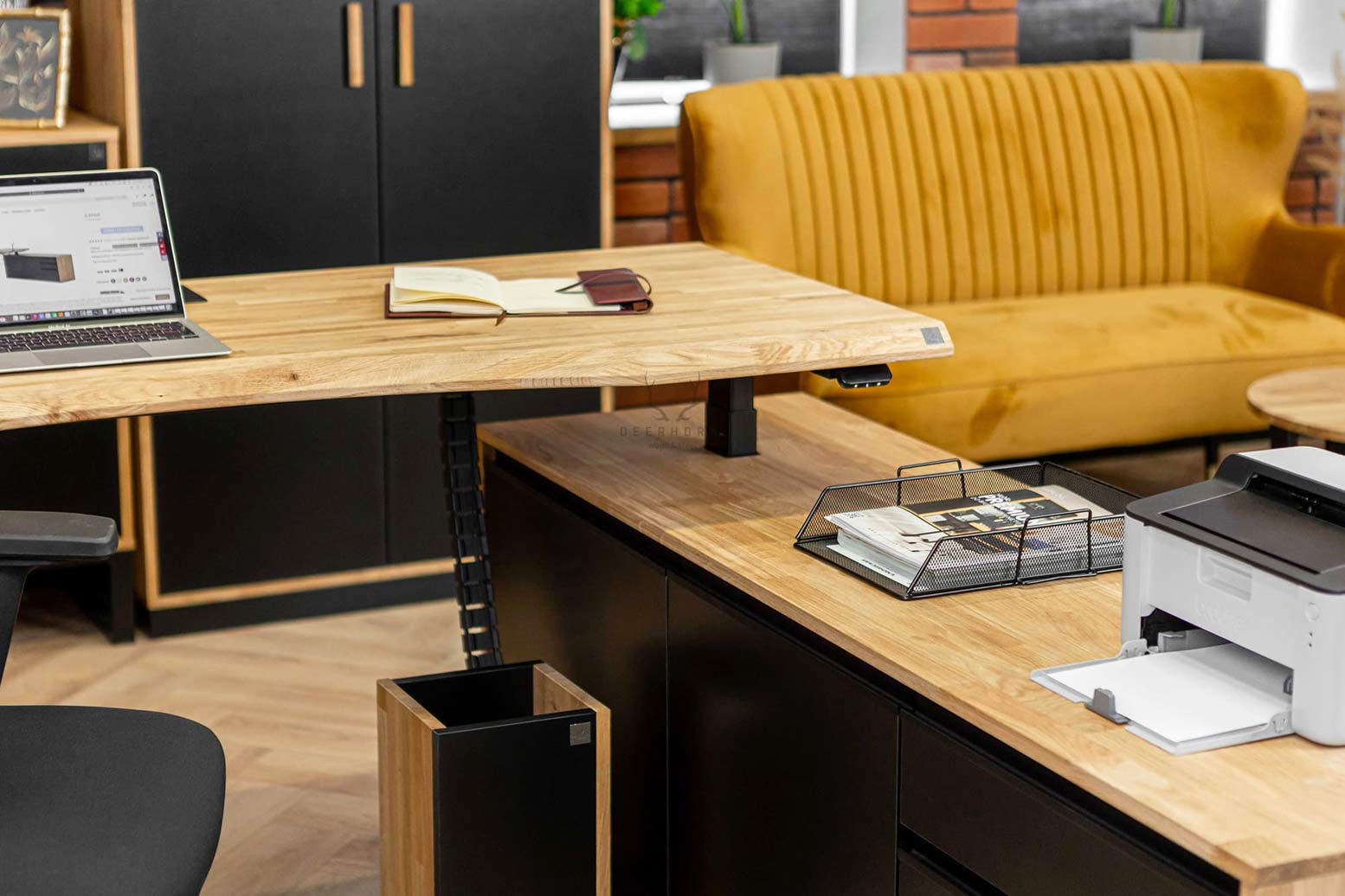 Eckschreibtisch mit Höhenverstellung für Büro und praktischem Rollcontainer 160×70