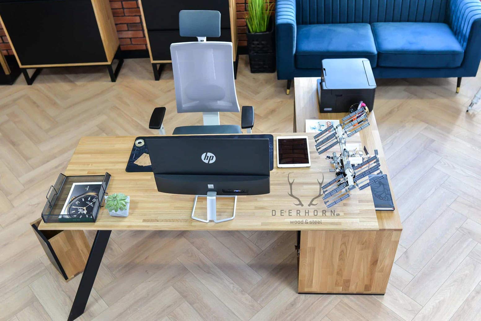 Futur bureau d'angle de style actif