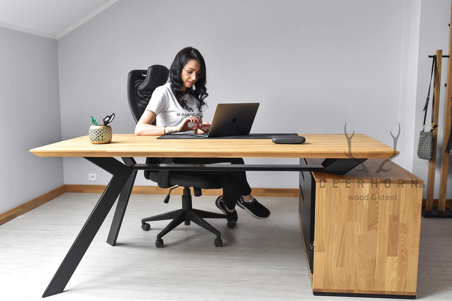 Futur bureau d'angle de style actif