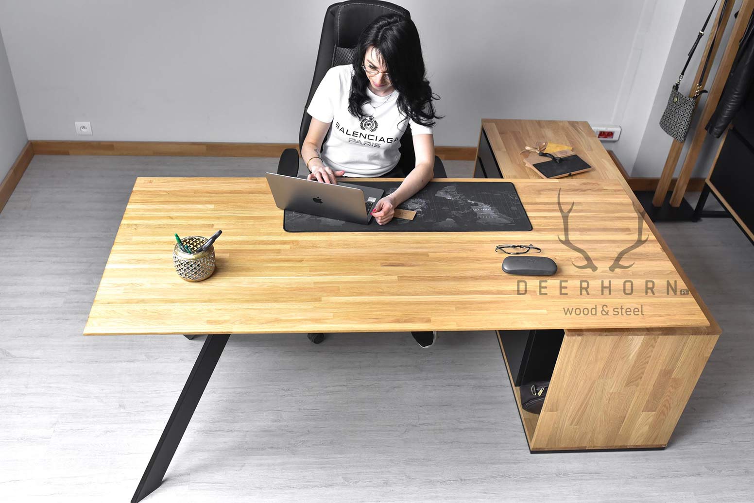 Futur bureau d'angle de style actif