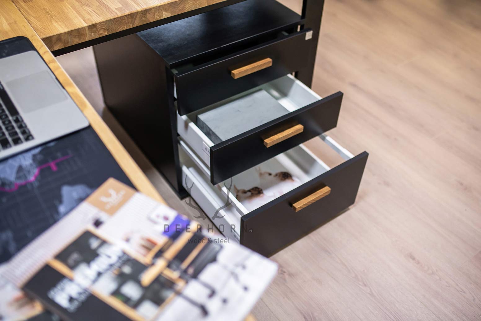 Bureau d'angle avec plateau loft en bois + caisson