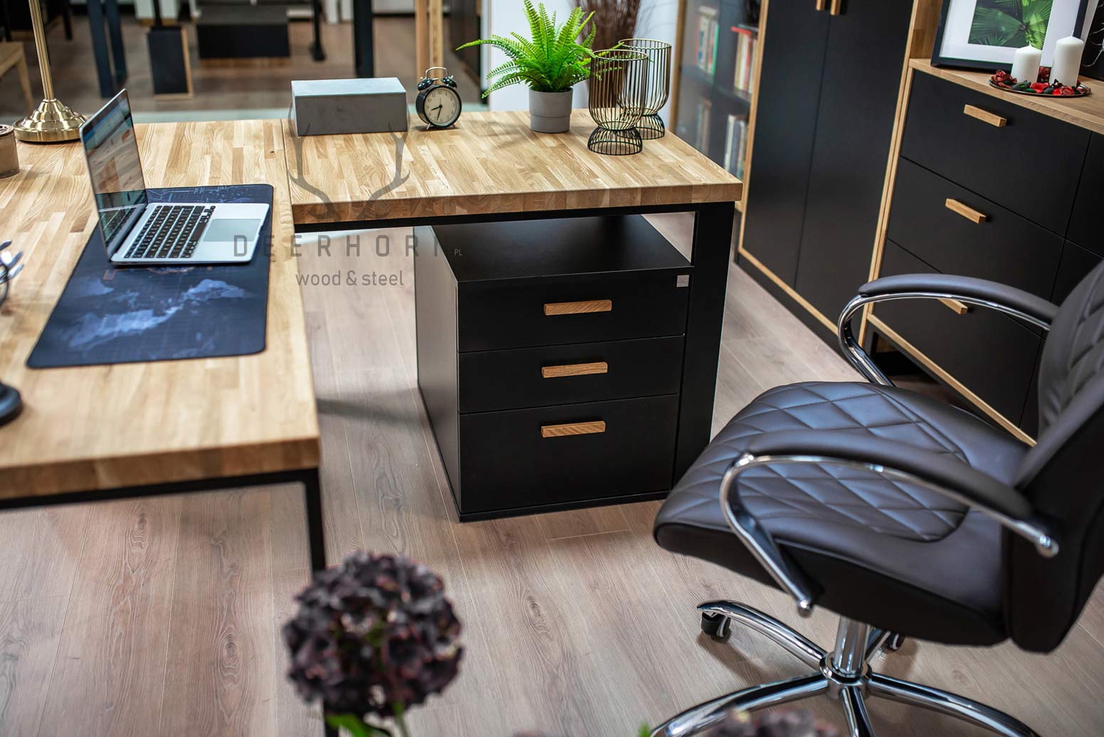 Bureau d'angle avec plateau loft en bois + caisson