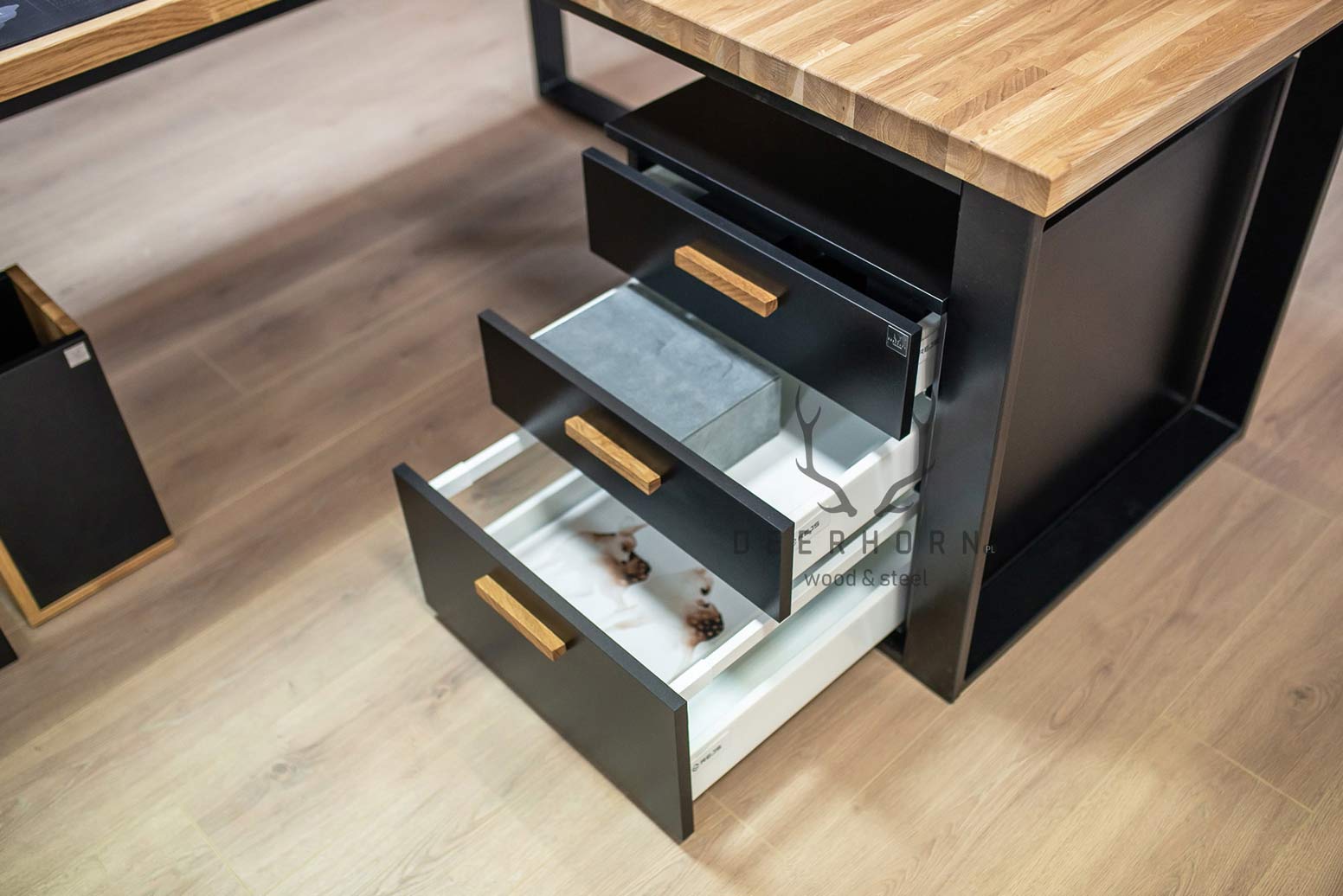 Bureau d'angle avec plateau loft en bois + caisson